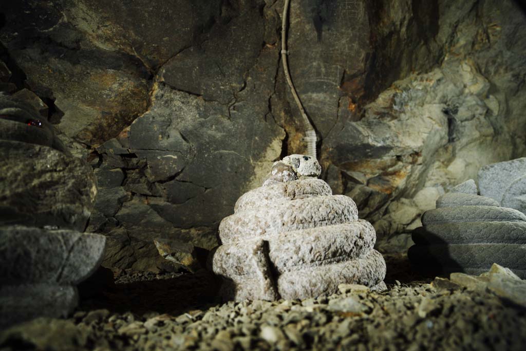 photo,material,free,landscape,picture,stock photo,Creative Commons,The first Enoshima Iwaya, snake, stone statue, , coil