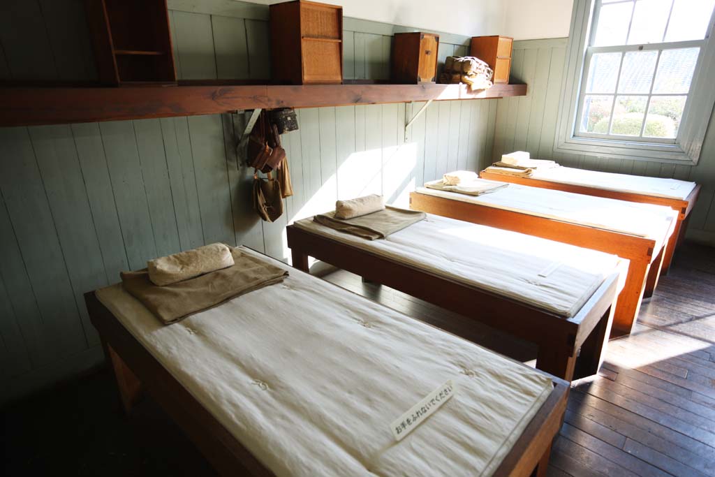 photo,material,free,landscape,picture,stock photo,Creative Commons,The sixth Meiji-mura Village Museum foot soldier regiment barracks, bed, The Westernization, Imperial Army, Cultural heritage