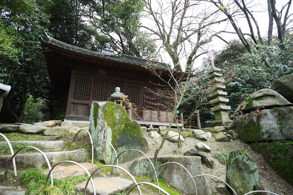 photo,material,free,landscape,picture,stock photo,Creative Commons,Koraku-en Garden loving look temple, lattice window, Kannon image, Rock shaped like a noble's headgear, Tradition architecture