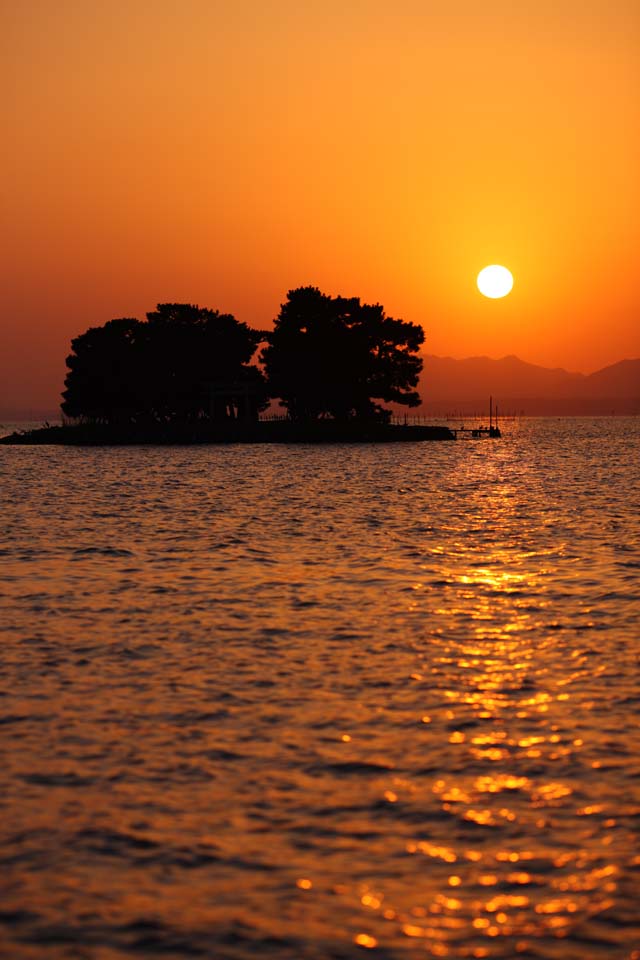 photo,material,free,landscape,picture,stock photo,Creative Commons,The setting sun of Lake Shinji-ko, The sun, The surface of the water, Bride Island, 100 selections of Japanese setting sun