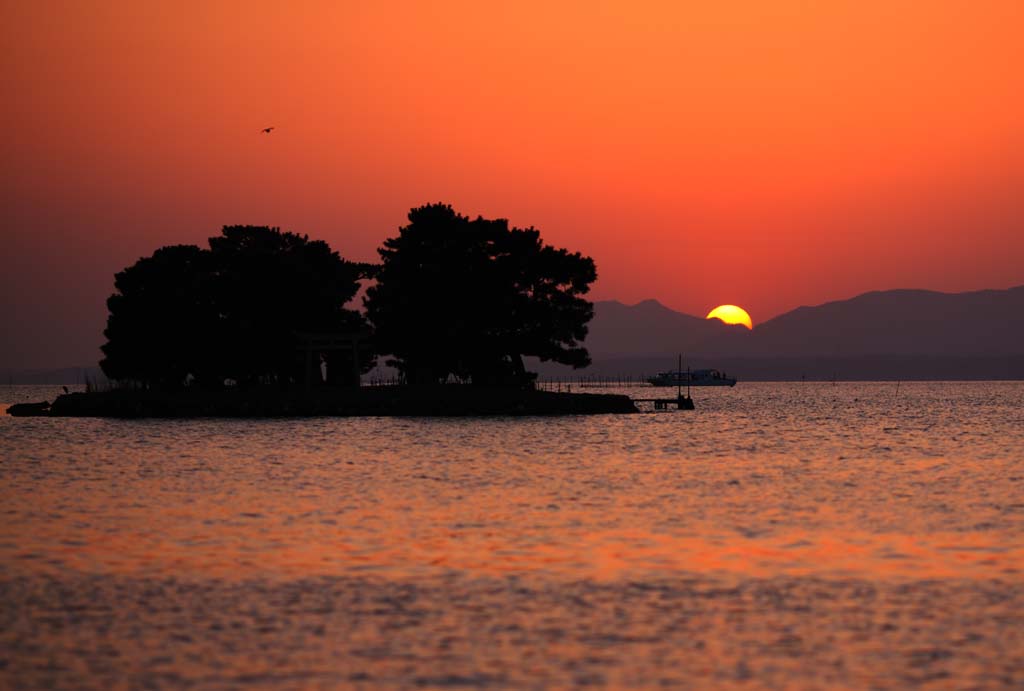 photo,material,free,landscape,picture,stock photo,Creative Commons,The setting sun of Lake Shinji-ko, The sun, The surface of the water, Bride Island, 100 selections of Japanese setting sun