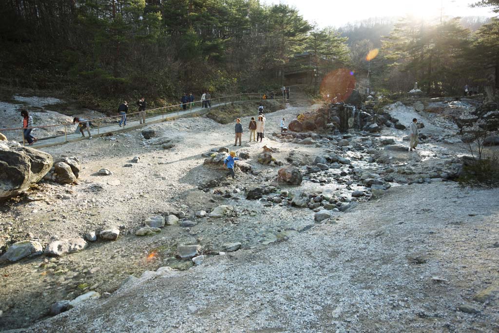 Foto, materieel, vrij, landschap, schilderstuk, bevoorraden foto,Een rivieroever van de Kusatsu hete borrelen west op, Rots, Heet voorjaar, Zwavel, Boeddhist dienst voor strandde kinderen