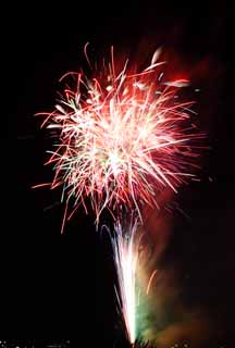 Foto, materiell, befreit, Landschaft, Bild, hat Foto auf Lager,Tama-Fluss Feuerwerk Demonstration, Das Starten von Feuerwerk, natrliche Szene oder Gegenstand, der poetischen Charme der Jahreszeit des Sommers hinzufgt, Signalfeuer, Helligkeit