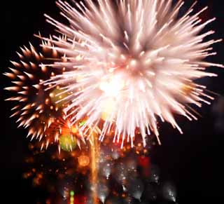 Foto, materiell, befreit, Landschaft, Bild, hat Foto auf Lager,Tama-Fluss Feuerwerk Demonstration, Das Starten von Feuerwerk, natrliche Szene oder Gegenstand, der poetischen Charme der Jahreszeit des Sommers hinzufgt, Signalfeuer, Helligkeit