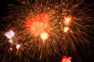 Foto, materiell, befreit, Landschaft, Bild, hat Foto auf Lager,Tama-Fluss Feuerwerk Demonstration, Das Starten von Feuerwerk, natrliche Szene oder Gegenstand, der poetischen Charme der Jahreszeit des Sommers hinzufgt, Signalfeuer, Helligkeit