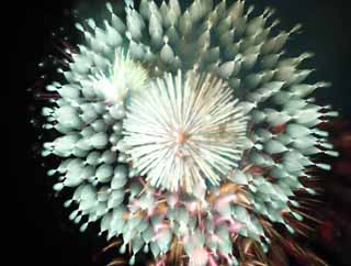 Foto, materiell, befreit, Landschaft, Bild, hat Foto auf Lager,Tama-Fluss Feuerwerk Demonstration, Das Starten von Feuerwerk, natrliche Szene oder Gegenstand, der poetischen Charme der Jahreszeit des Sommers hinzufgt, Signalfeuer, Helligkeit