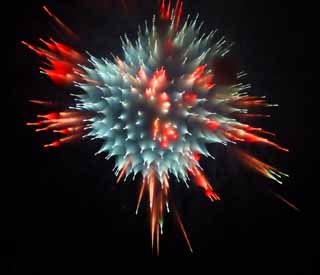 Foto, materiell, befreit, Landschaft, Bild, hat Foto auf Lager,Tama-Fluss Feuerwerk Demonstration, Das Starten von Feuerwerk, natrliche Szene oder Gegenstand, der poetischen Charme der Jahreszeit des Sommers hinzufgt, Signalfeuer, Helligkeit