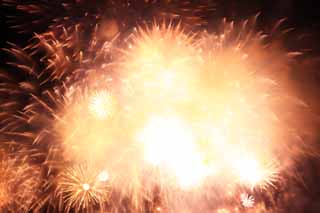 Foto, materiell, befreit, Landschaft, Bild, hat Foto auf Lager,Tama-Fluss Feuerwerk Demonstration, Das Starten von Feuerwerk, natrliche Szene oder Gegenstand, der poetischen Charme der Jahreszeit des Sommers hinzufgt, Signalfeuer, Helligkeit