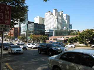 photo,material,free,landscape,picture,stock photo,Creative Commons,Row of houses along a city street of Seoul, building, car, way, Traffic