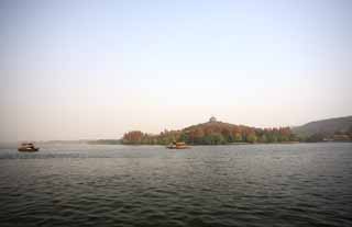 photo,material,free,landscape,picture,stock photo,Creative Commons,Xi-hu lake, ship, Saiko, thunder peak tower, Colored leaves