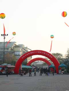 photo,material,free,landscape,picture,stock photo,Creative Commons,River Bo town, shopping district, An advertising balloon, balloon gate, motorcycle