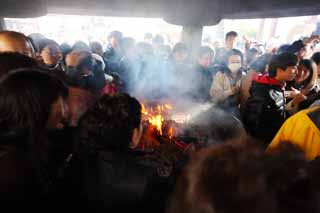 photo,material,free,landscape,picture,stock photo,Creative Commons,Kawasakidaishi Omoto temple, New Year's visit to a Shinto shrine, worshiper, Smoke, Flame