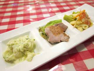 Foto, materiell, befreit, Landschaft, Bild, hat Foto auf Lager,Hors d'oeuvres, Westliches Essen, gebratenes Schweinefleischfilet, Kartoffelsalat, Makkaroni