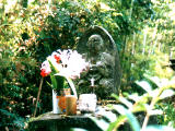 foto,tela,gratis,paisaje,fotografa,idea,Imagen de piedra y ofrenda floral, Piedra, Escultura, Flores, Ofrecimiento