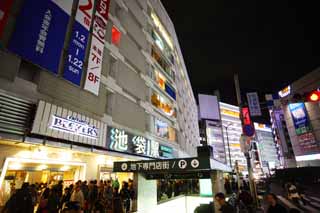 photo,material,free,landscape,picture,stock photo,Creative Commons,Ikebukuro Station, shop, Neon, streetlight, shopper
