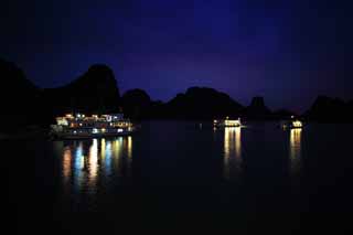 photo,material,free,landscape,picture,stock photo,Creative Commons,Halong Bay berthing vessels, , , , 