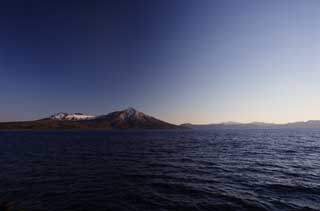 photo,material,free,landscape,picture,stock photo,Creative Commons,Time of Lake Shikotsu-ko, lake, I do it, and it is Lake art, shore, The snowy mountains