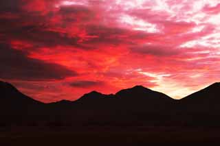 photo,material,free,landscape,picture,stock photo,Creative Commons,A group of deep red clouds, The sunrise, The morning glow, ridgeline, Skyline