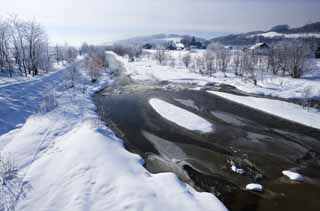 Foto, materiell, befreit, Landschaft, Bild, hat Foto auf Lager,Der Fluss, der gefroren werden kann, Fluss, Wasser, schneebedecktes Feld, Es ist schneebedeckt