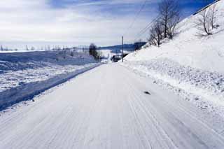 Foto, materiell, befreit, Landschaft, Bild, hat Foto auf Lager,Eine schneebedeckte Strae gerade Linie, Eisige Straen, blauer Himmel, schneebedecktes Feld, Es ist schneebedeckt