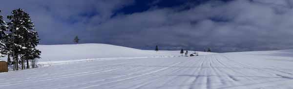 Foto, materiell, befreit, Landschaft, Bild, hat Foto auf Lager,Ein kleines Haus eines schneebedeckten Feldes, schneebedecktes Feld, Wolke, Haus, blauer Himmel