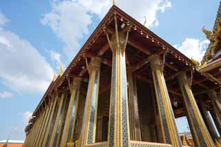 Foto, materieel, vrij, landschap, schilderstuk, bevoorraden foto,Een colonne van de Tempel van de Emerald Buddha belangrijkste hal van een Boeddhist tempel, Goud, Boeddha, Tempel van de Smaragd Boeddha, Bezoekende touristenplaats