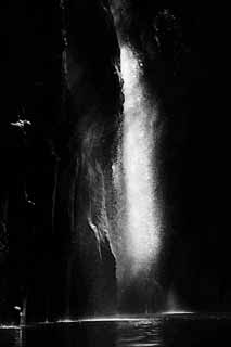 illust, materiell, befreit, Landschaft, Bild, Gemlde, Farbbleistift, Wachsmalstift, Zeichnung,,Ein Wasserfall von Takachiho-kyo frisst sich voll, Schlucht, Spray des Wassers, Klippe, natrliches Monument