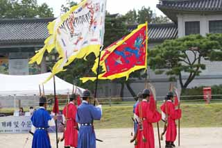 photo,material,free,landscape,picture,stock photo,Creative Commons,The traditional royal guards, gate built between the main gate and the main house of the palace-styled architecture in the Fujiwara period, Folk costume, The traditional royal guards, wooden building