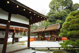 Foto, materiell, befreit, Landschaft, Bild, hat Foto auf Lager,Shimogamo Shrine Gesellschaft Mitsui Corporation, Eine Opferungskiste, hlzernes Gebude, rotes Paar von Steinhterhunden, Metallzubehr des Geldes