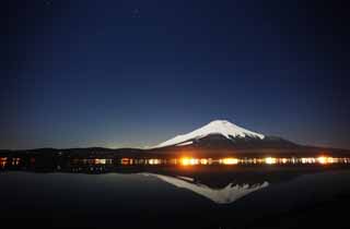 foto,tela,gratis,paisaje,fotografa,idea,Monte. Fuji, Fujiyama, Las montaas cubiertas de nieve, Superficie de un lago, Cielo iluminado por las estrellas
