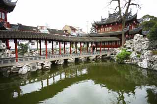 photo,material,free,landscape,picture,stock photo,Creative Commons,Yuyuan Garden, Joss house garden, roofed passage connecting buildings, Chinese food style, pond