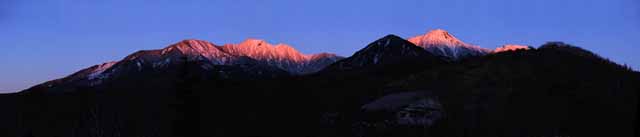 Foto, materiell, befreit, Landschaft, Bild, hat Foto auf Lager,Der Tagesanbruch vom Yatsugatake, Die schneebedeckten Berge, ridgeline, Die Morgenglut, blauer Himmel