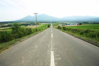 Foto, materiell, befreit, Landschaft, Bild, hat Foto auf Lager,Eine gerade Linienstrae von Furano, Feld, Mt. Tokachi-dake, Das Land, lndliche Landschaft