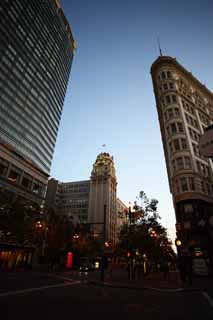 photo,material,free,landscape,picture,stock photo,Creative Commons,San Francisco of the dusk, At dark, car, building, Row of houses along a city street