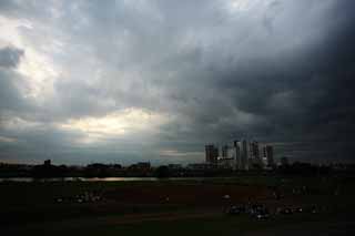 Foto, materiell, befreit, Landschaft, Bild, hat Foto auf Lager,Musashikosugi und eine Gewitterwolke, Hochhauswohnung, Amateurbaseball, Bei Dunkelheit, Wolke