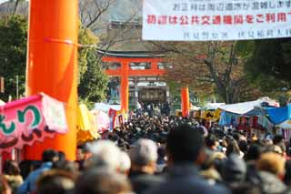 Foto, materieel, vrij, landschap, schilderstuk, bevoorraden foto,Fushimi-inari Taisha Shrine benadering van een heiligdom, Nieuw bezoek van Jaar naar een Shinto heiligdom, Torii, Inari, Vos